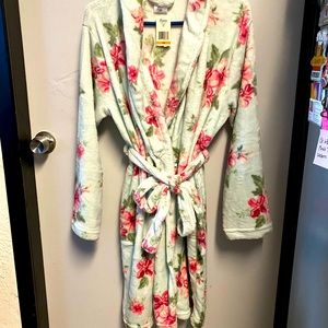 NWT ladies robe. Size small.Flora brand. Pale green with pink flowers